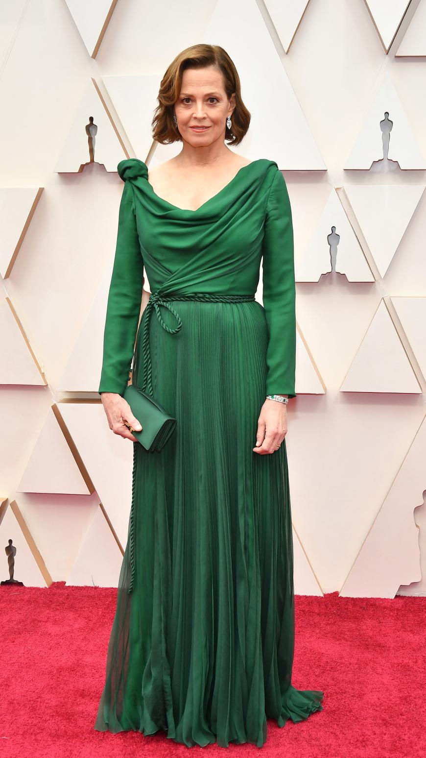 Sigourney Weaver überzeugt in einem eleganten Dress von Dior.