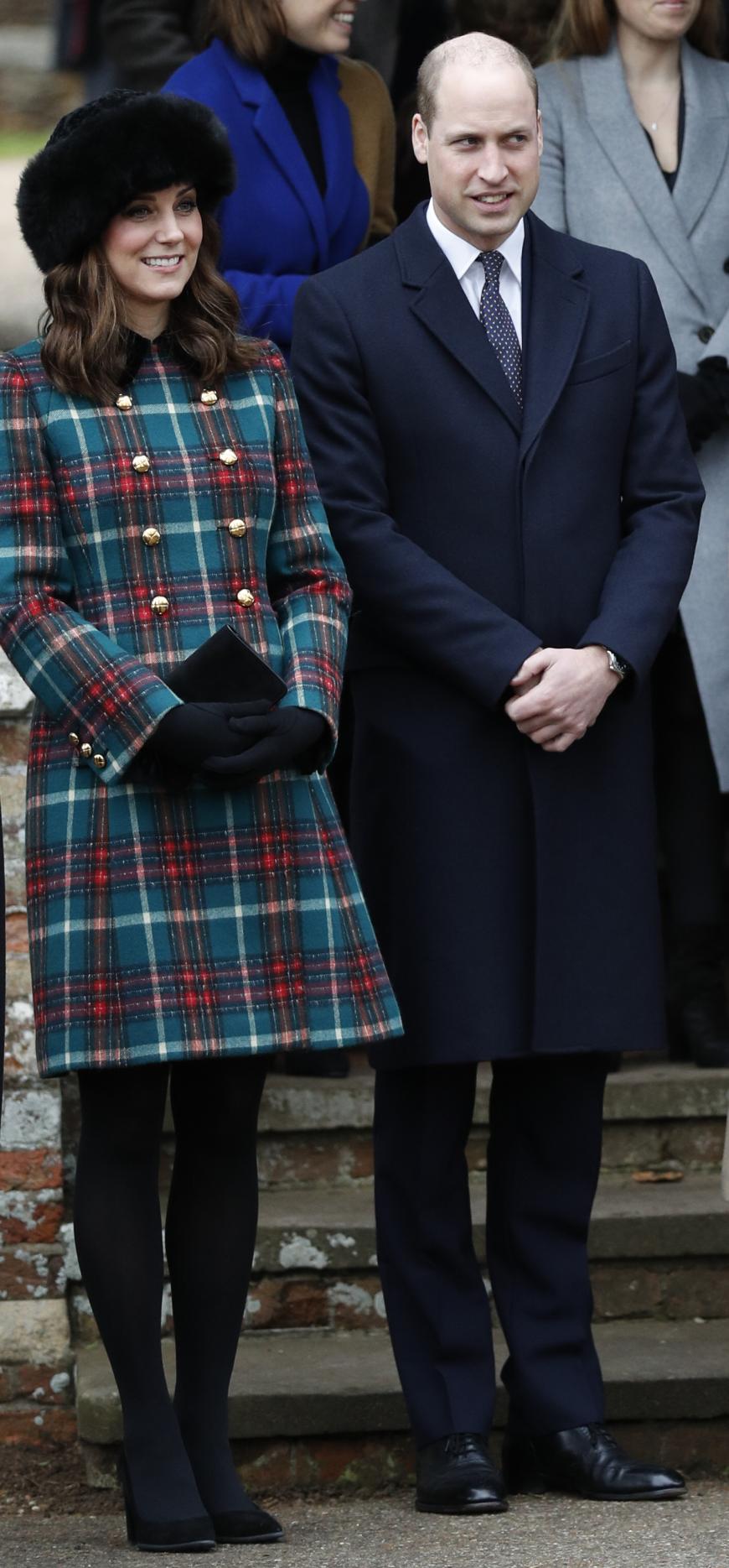 Och ne, zu Weihnachten schoss Kate dann mit dieser Kombination aus Fellmütze und Karomantel den Vogel beim Gottesdienst ab...