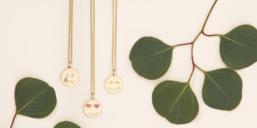 Dazu gehören filigrane Ketten aus Sterlingsilber oder vergoldetem Sterlingsilber, an die verschiedene Anhänger gehangen werden können. Ob Hashtag, breit grinsender Emoji, ein küssendes Emoji oder der Verliebte mit Herzchenaugen - der Schmuck von SO COSI soll Spaß machen und ein besonderer Ausdruck von Gefühlen und Freude sein.
Online über www.socosi.de