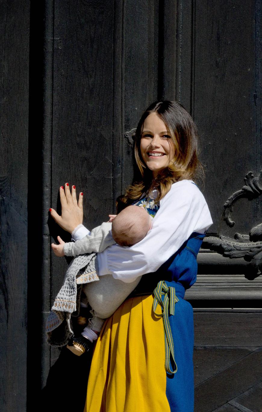 Zum Nationalfeiertag der Schweden zeigt Sofia in typischer Tracht ihren kleinen Prinzen.