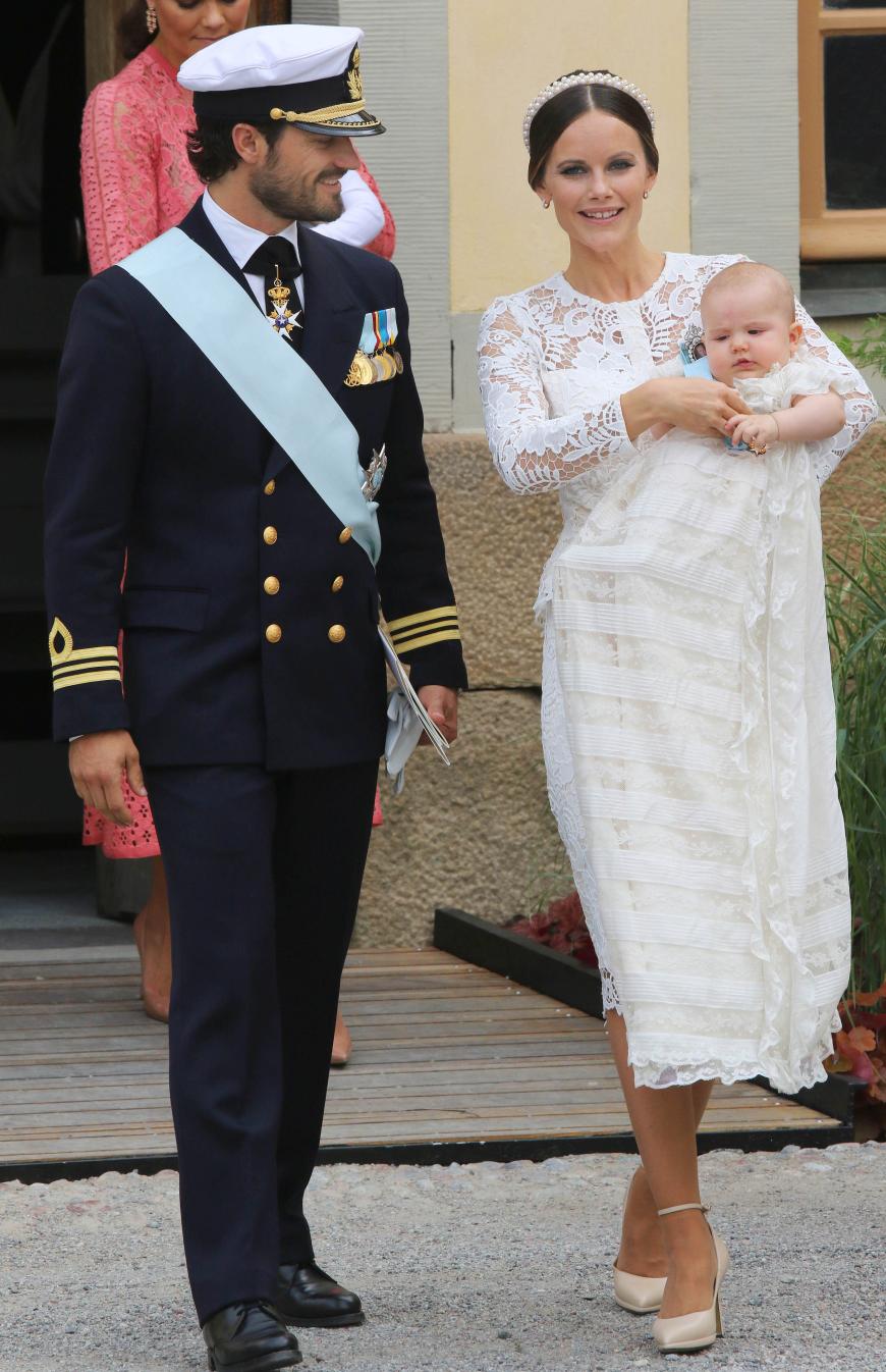Die Prinzessin trug passend zu ihrem royalen Spross ein figurbetontes weißes Spitzenkleid. Es war ein Entwurf der schwedischen Designerin Ida Sjöstedt, die auch bereits ihr Brautkleid entworfen hatte.
