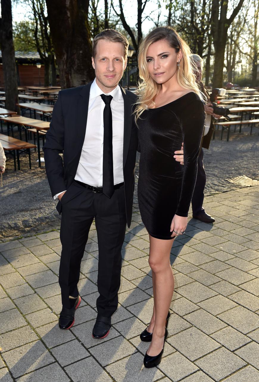 Wenige Tage zuvor - Anfang April 2016 - erschien Sophia Thomalla im Kurzen Schwarzen und an der Seite des frisch getrennten Oliver Pocher zu einem Promi-Event. Der Comedian fasste sie galant um die Taille.
