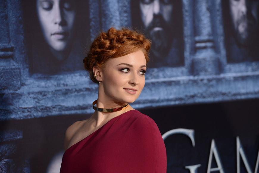 Traumhaft schön: Sophie Turner lässt ihre rote Mähne zu einem wunderschönen Kranz flechten.