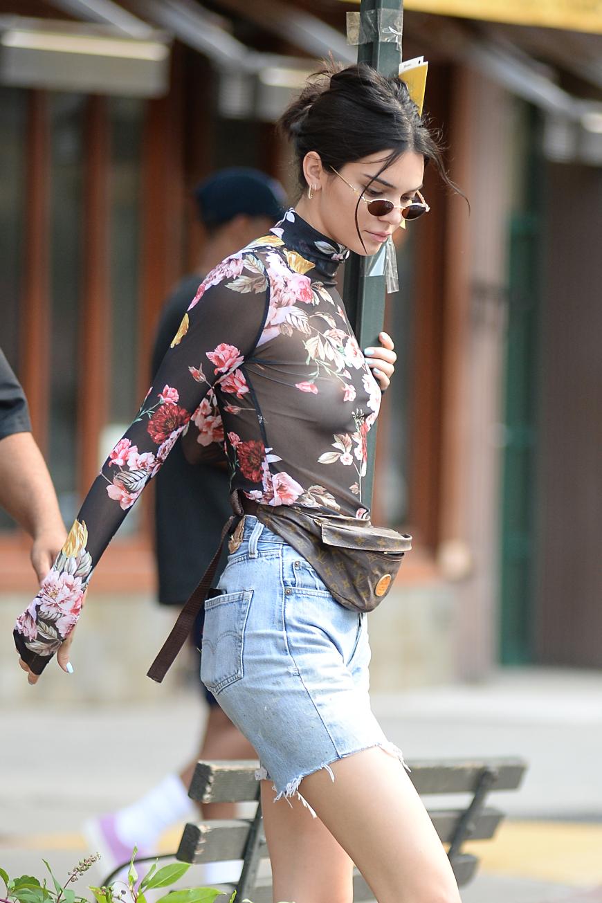 In Sachen Po- und Busen-Vergrößerung ist Kendall Jenner im Vergleich zu ihren (Halb-)Schwestern deutlich zurückhaltender. Doch auch sie zeigt gern, was sie hat. Hier offenbart das Supermodel einen Busenblitzer - unter einer transparenten floralen Bluse.