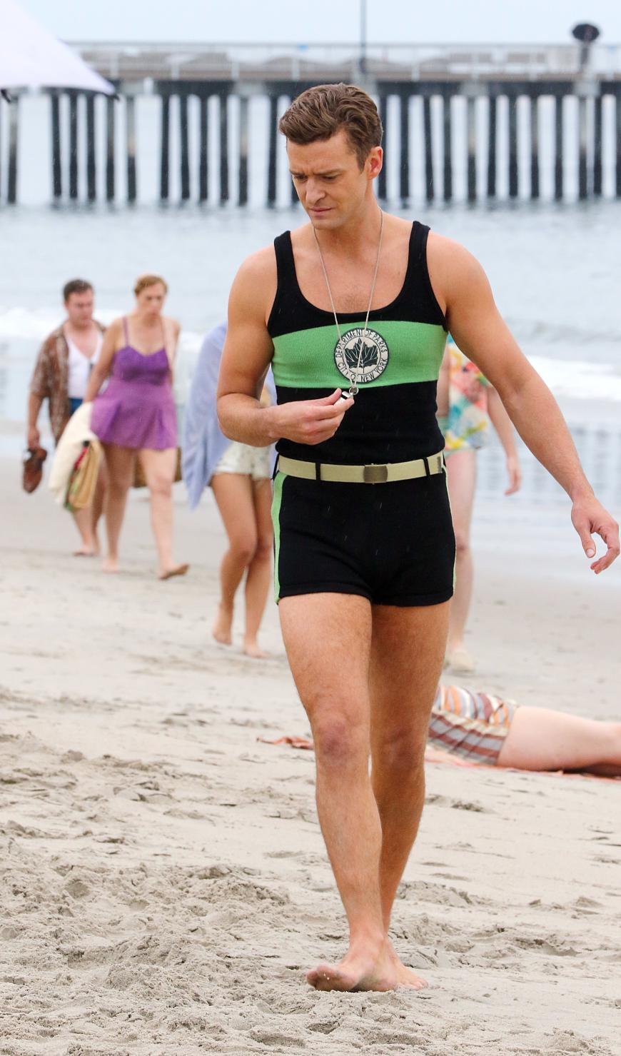 Nanu? Haha, SO haben wir Womanizer Justin Timberlake ja noch nie gesehen! Im Retro-Schwimmsuit und adretter Föhnfrisur wurde er am Strand von New York gesichtet. Grund: Justin spielt in einem neuen Woody-Allen-Film mit!