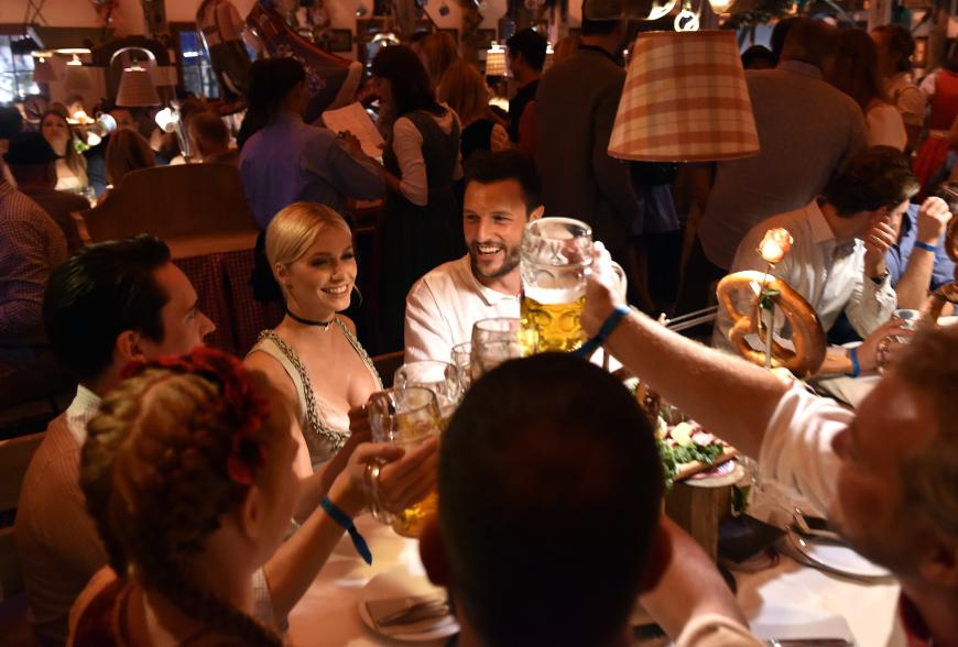 Prost! Lena Gercke und Kilian Müller-Wohlfahrt