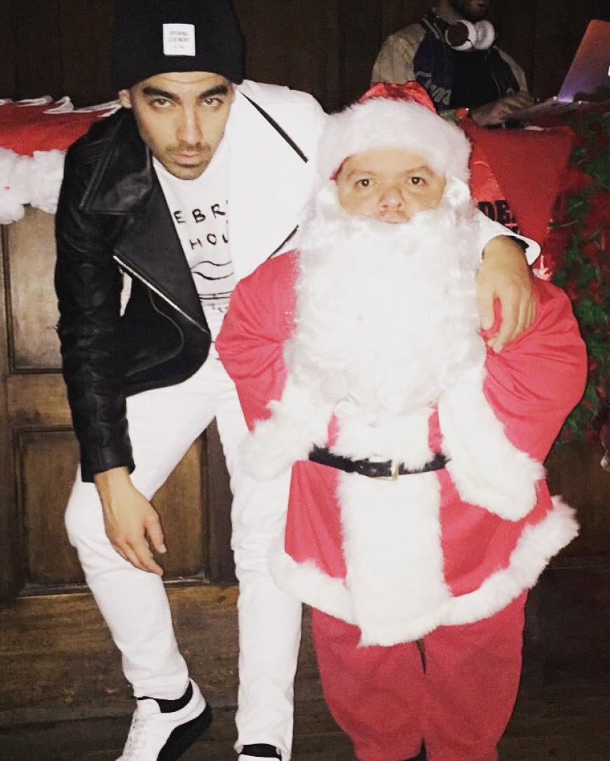 Joe Jonas hat ein Herz für kleine Weihnachtsmänner.