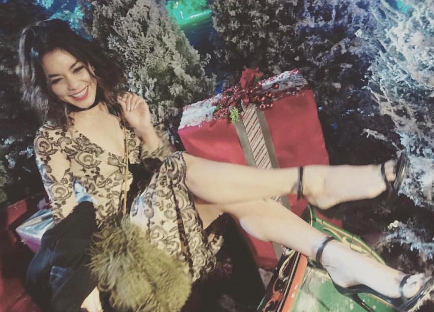 Christmas, Baby! Vanessa Hudgens verzaubert ihre Fans mit diesem vorweihnachtlichen Schnappschuss.