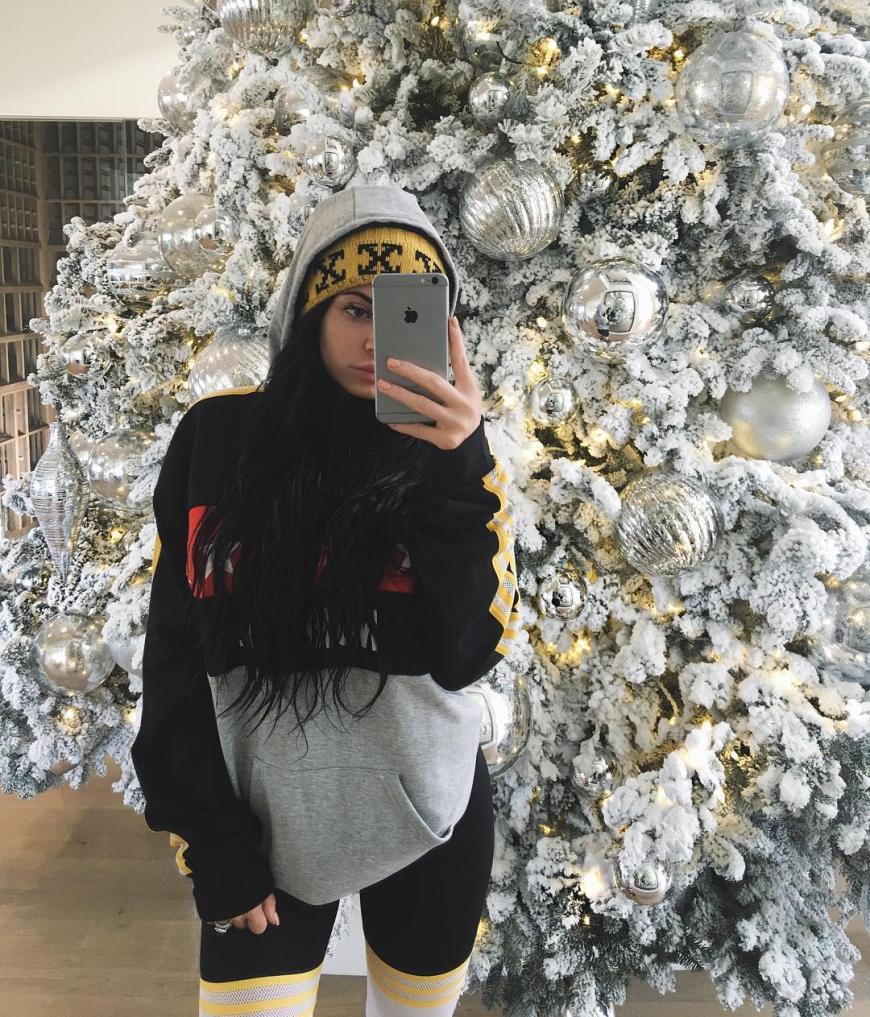 Bei den Kardashians wurde die Weihnachtstanne in zentnerweise Kunstschnee getaucht. Opulent genug, dass sich Kylie für ein Baum-Selfie hergibt.