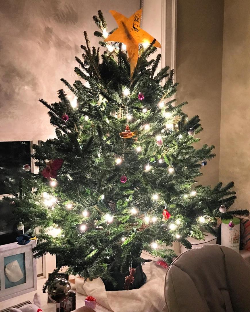 So stinknormal sieht der Weihnachtsbaum bei Hilaria Baldwin aus.
