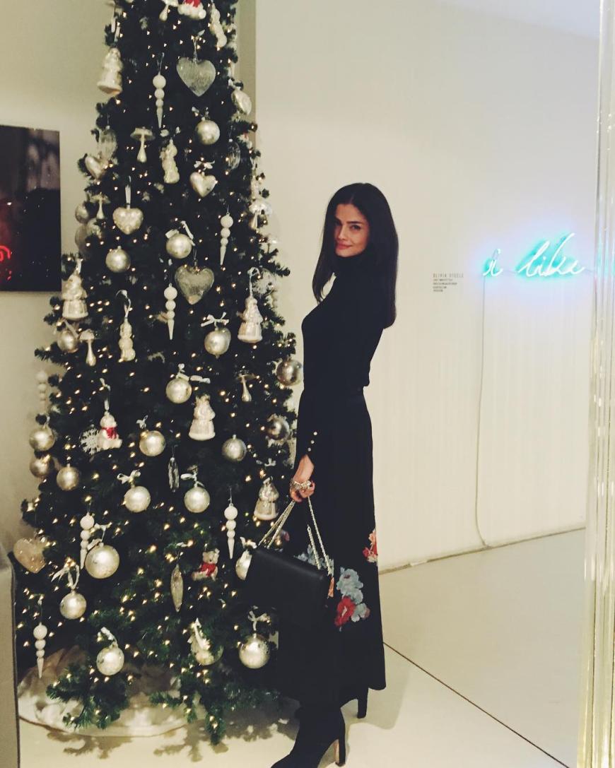 Da weiß man gar nicht, wer oder was hübscher ist: Shermine Shahrivar - oder der opulent geschmückte Weihnachtsbaum?