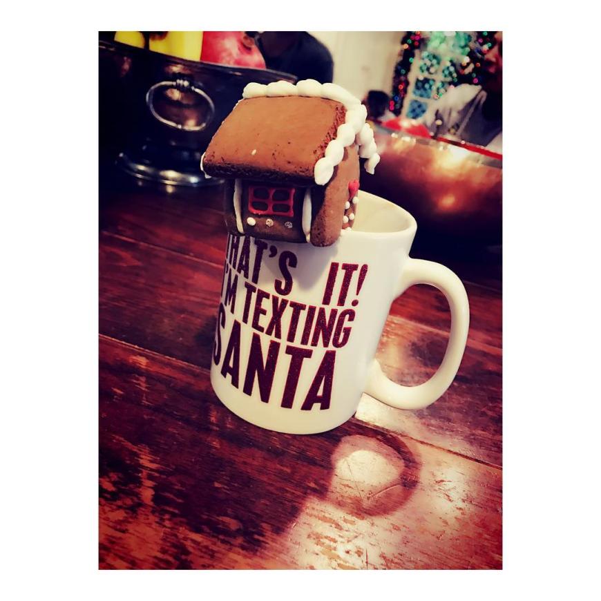 Haha, diesen lustigen Becher hat Kate Hudson gepostet, die offenbar schon ziiiiemlich im Weihnachtsstress ist und schreibt: