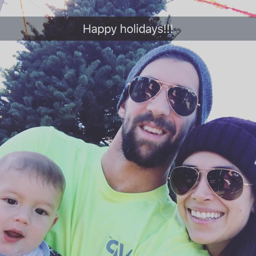 Michael Phelps postet ein süßes Familienfoto - schreibt dazu, dass im Hintergrund der erste Weihnachtsbaum von Baby Boomer steht. Awww!