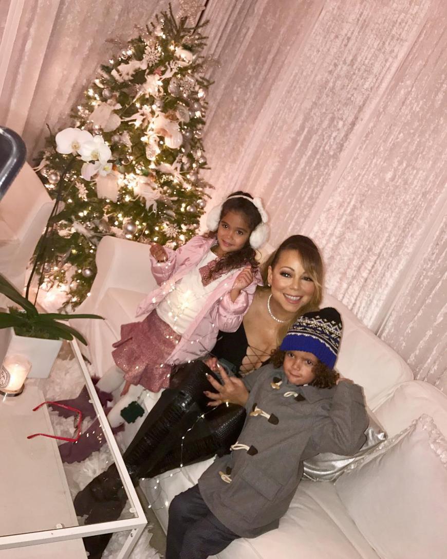 Zu Mariah Carey gehört neben dem XXL-Ausschnitt reichlich Glitzer und Glamour zu Weihnachten. Das ist geglückt, würden wir sagen.