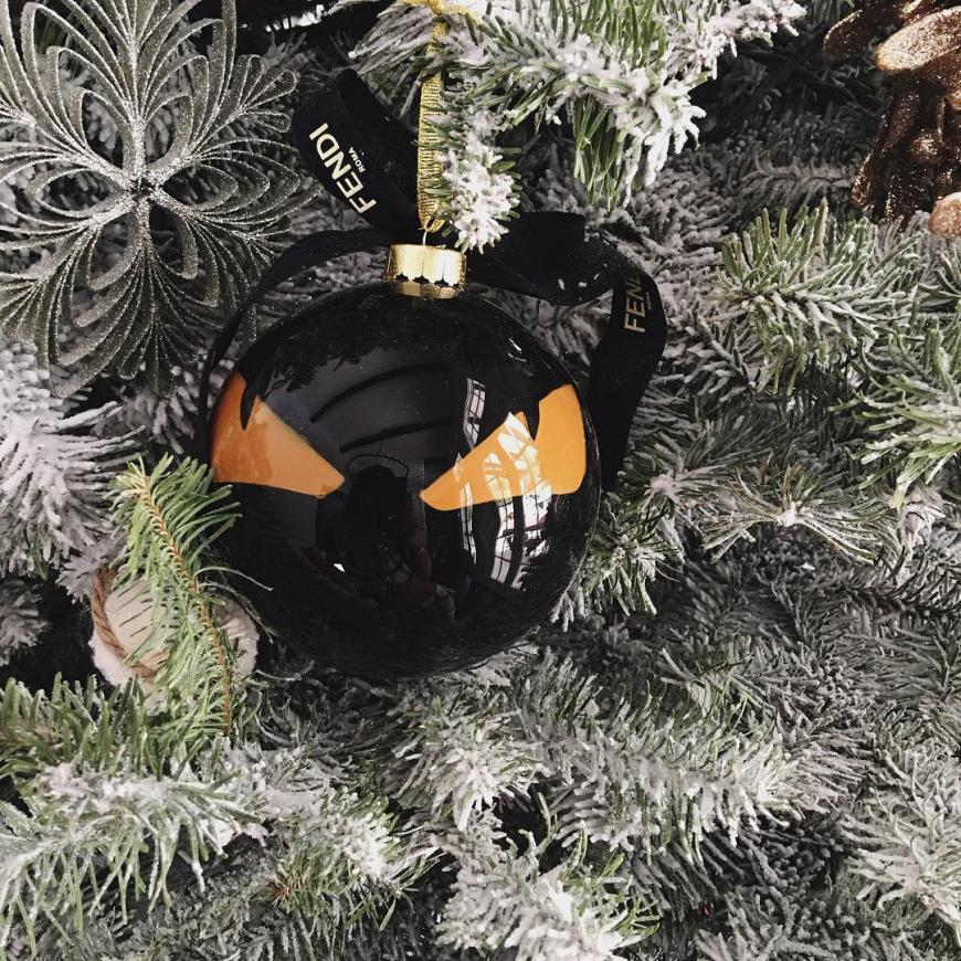 Kylie Jenner hat eine ganz besondere Weihnachtskugel - von Fendi!