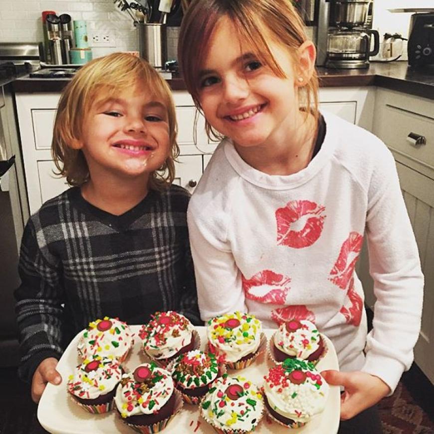 Alessandra Ambrosio und ihre Kids backen auch - allerdings keine Kekse, sondern Muffins.