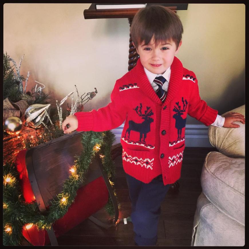 Der Sohn von Alyssa Milano hat sich schon mal weihnachtsfein gemacht.