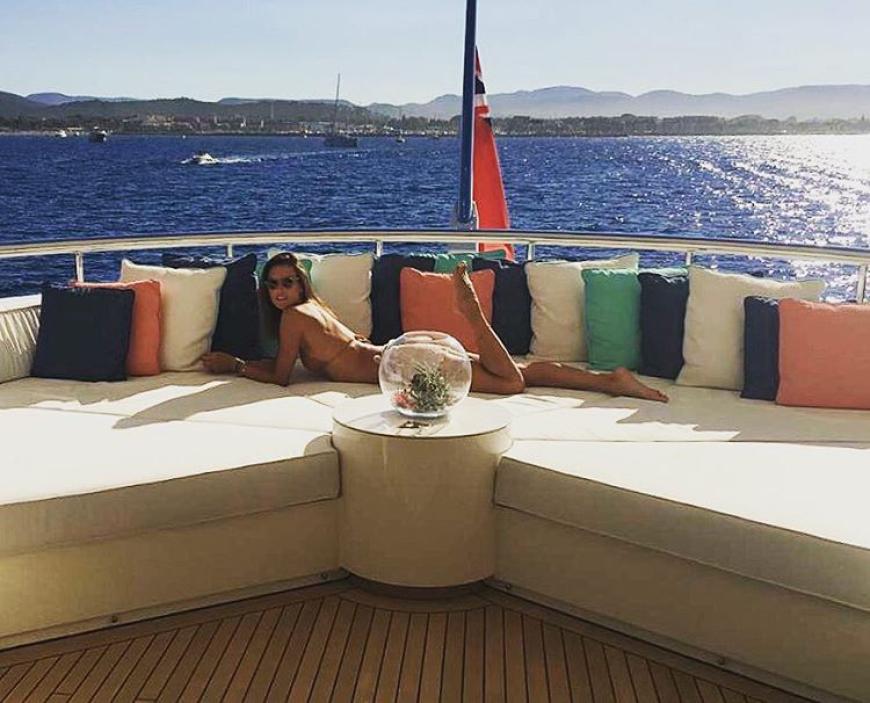 Auch Alessandra Ambrosio hat sich auf einer standesgemäßen Yacht mit XXL-Sofalounge niedergelassen und streckt keck ein Bein in die Höhe.