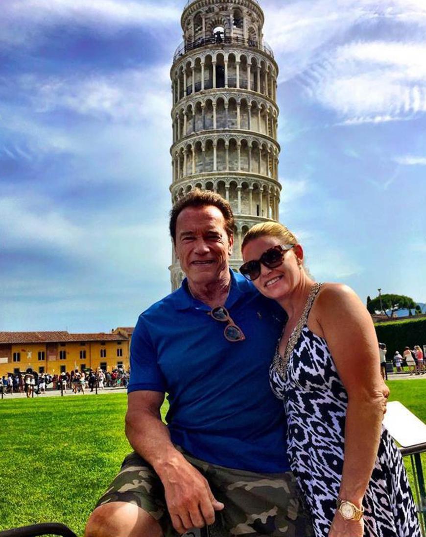 US-Star Arnold Schwarzenegger und Freundin Heather Milligan auf Europatour! Natürlich darf da der schiefe Turm von Pisa nicht fehlen. Schwarzenegger kommentiert: