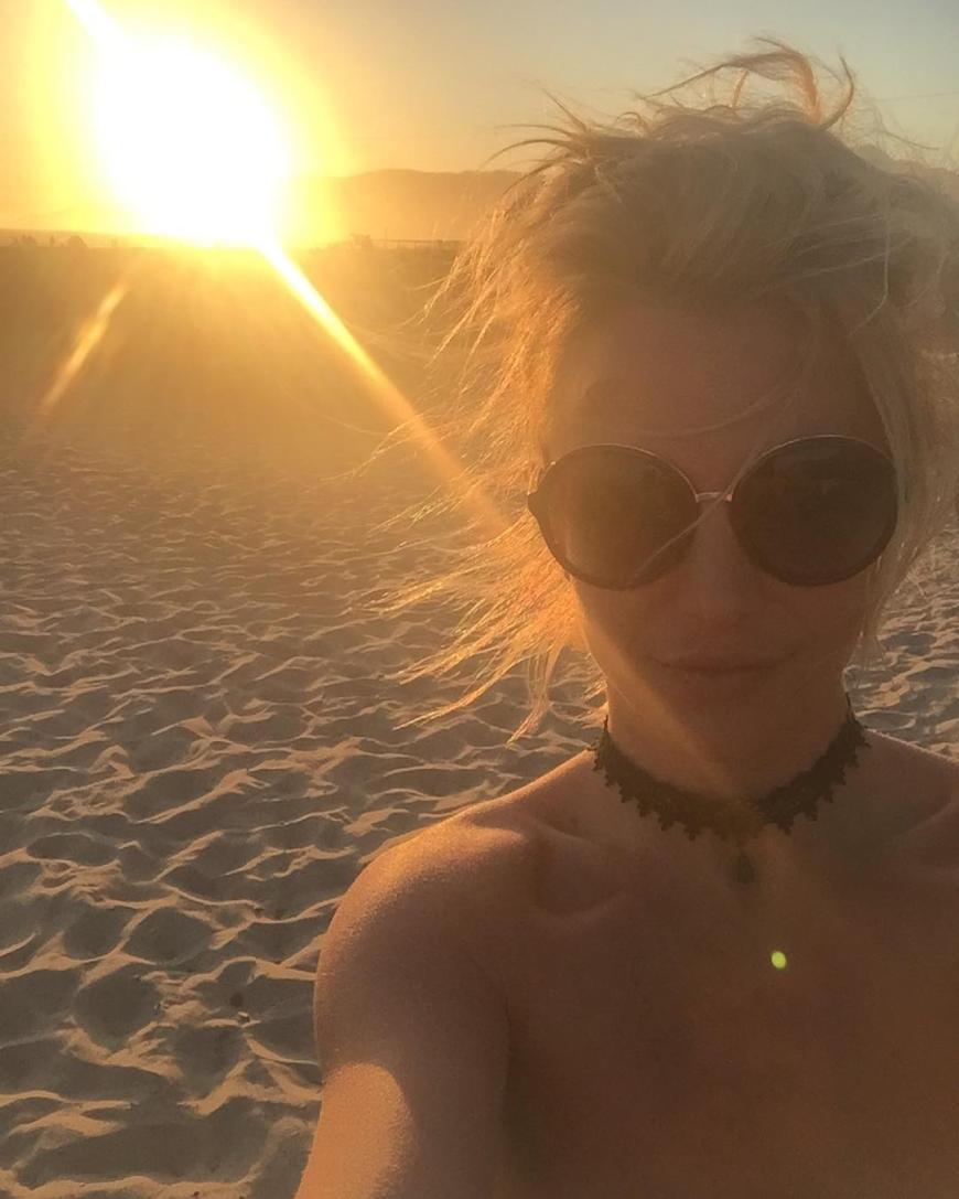 Holiday! Britney Spears schickt uns einen Fotogruß vom Sonnenuntergang am Strand. Dazu schreibt sie schlicht und ergreifend:
