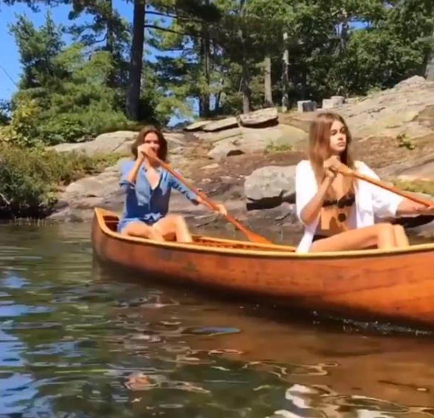 Paddeln mit Tochter Kaia: Cindy Crawford macht im Urlaub eine Kanutour.