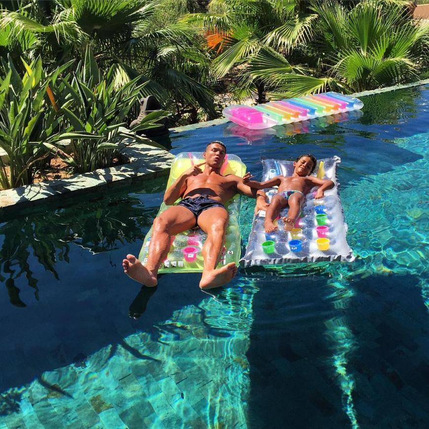 Hach, da möchte man jetzt sein. Fußball-Europameister Cristiano Ronaldo genießt La Dolce Vita mit seinem Sohn im Pool.