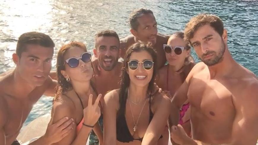 Cristiano Ronaldo setzt seinen Urlaub fort und postet ein Gruppen-Selfie.