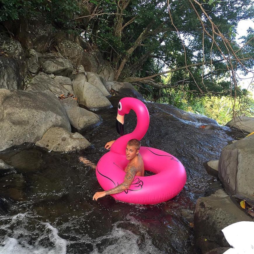 Biebs und der Flamingo: Justin Bieber lässt sich im Urlaub treiben.