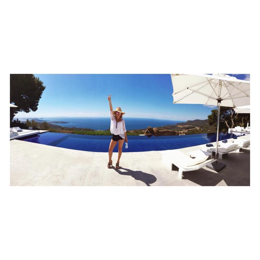 Auch Kate Hudson macht uns ein kleines bisschen neidisch mit ihrem Domizil auf Ibiza. Dort hat die Schauspielerin einen Urlaub mit Familie und Freunden genossen.