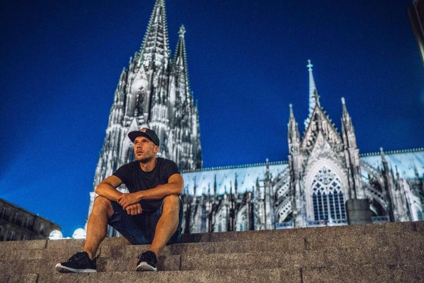 Urlaub in der Heimat: Während sich andere EM-Stars in der Karibik oder Kalifornien ausspannen, genießt Poldi eine Auszeit in Köln. Zuhause ist es halt am schönsten. Bald kickt der Nationalspieler wieder in der Türkei für Galatasaray Istanbul.