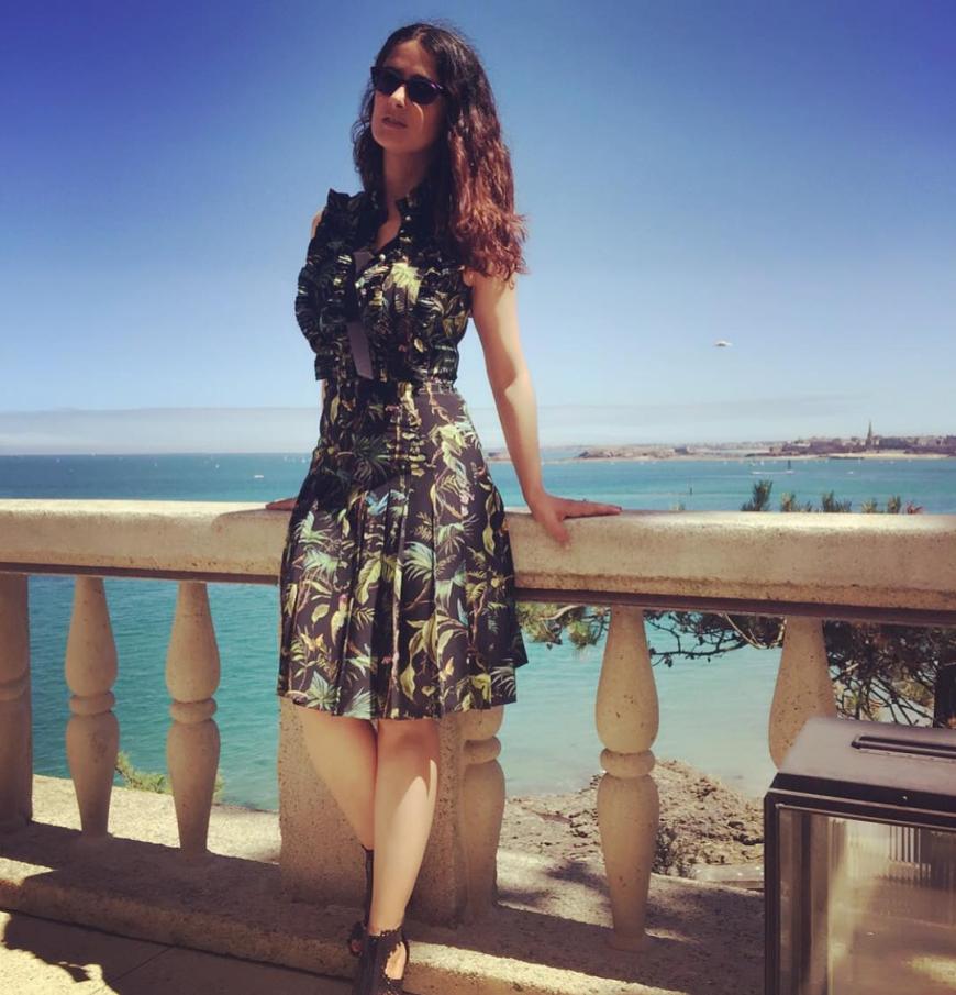 An einem nicht näher benannten Ort in Frankreich urlaubt derzeit Salma Hayek und schickt uns Urlaubsgrüße von der Uferpromenade.