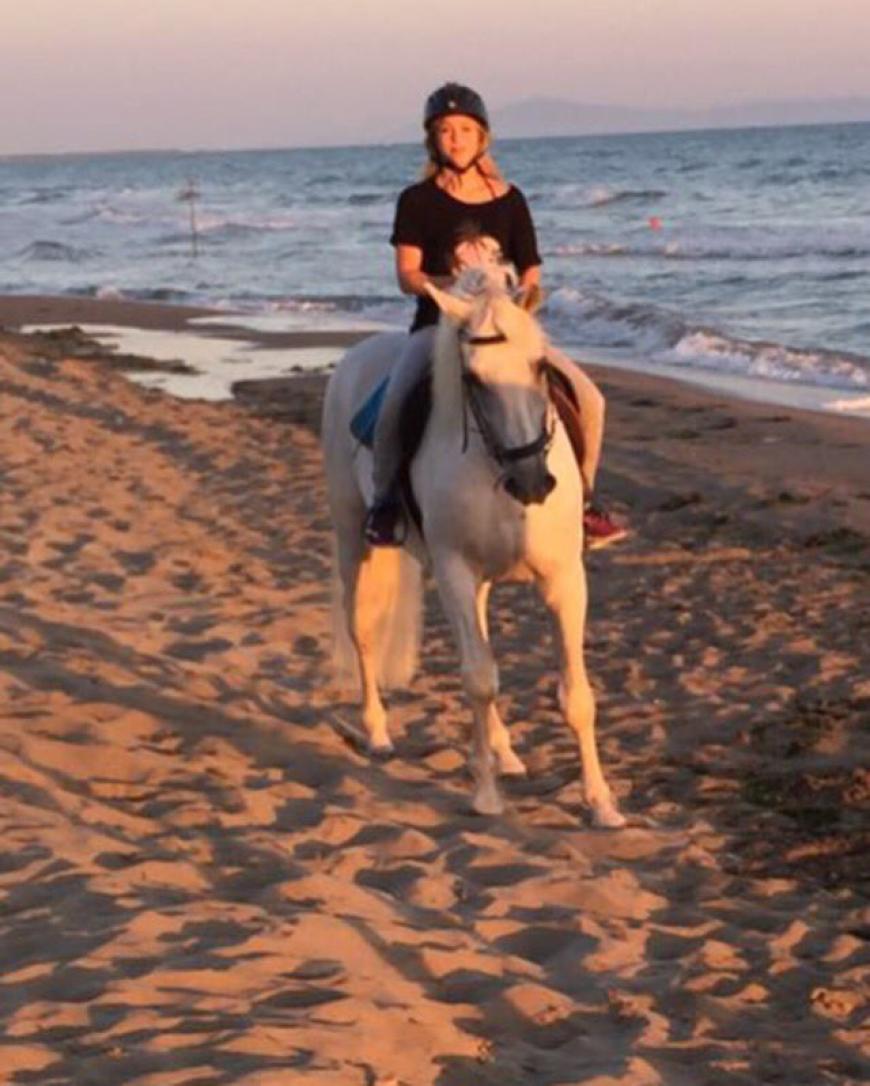 Traumhaft! Shakira reitet auf einem weißen Pferd in den Sonnenuntergang ...