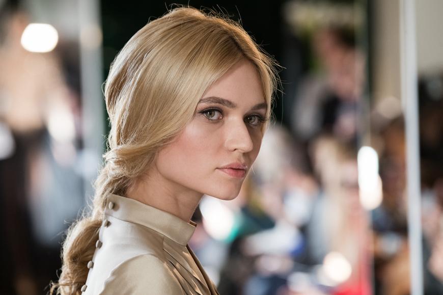 Stephane Rolland lässt seine Models mit romantischen Flechtzöpfen und dezentem Make-up in Nude-Tönen über den Catwalk laufen.