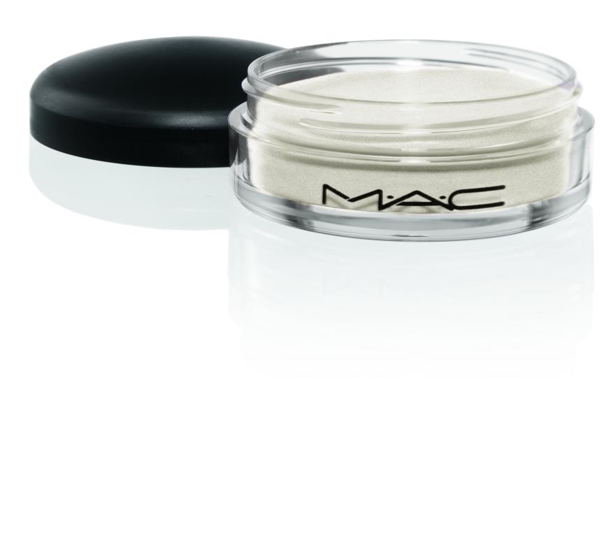 „Studio Eye Gloss“ von Mac in „Pearl Varnish“, ca. 24 Euro