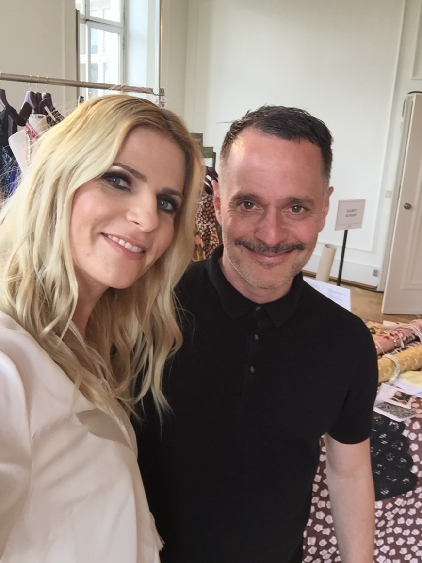 Ich mit Johnny Talbot, der einen Hälfte vom renommierten Modelabel Talbot Runhof. Adrian Runhof zeigt derzeit die neuesten Entwürfe des Design-Duos auf der Fashion Week Paris. Schon im Winter will sich das Label mit Shops in Düsseldorf und Berlin vergrößern.