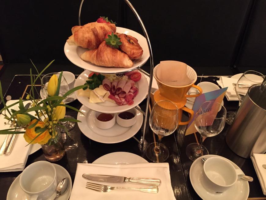 Kaffee, Croissants und süße Leckereien