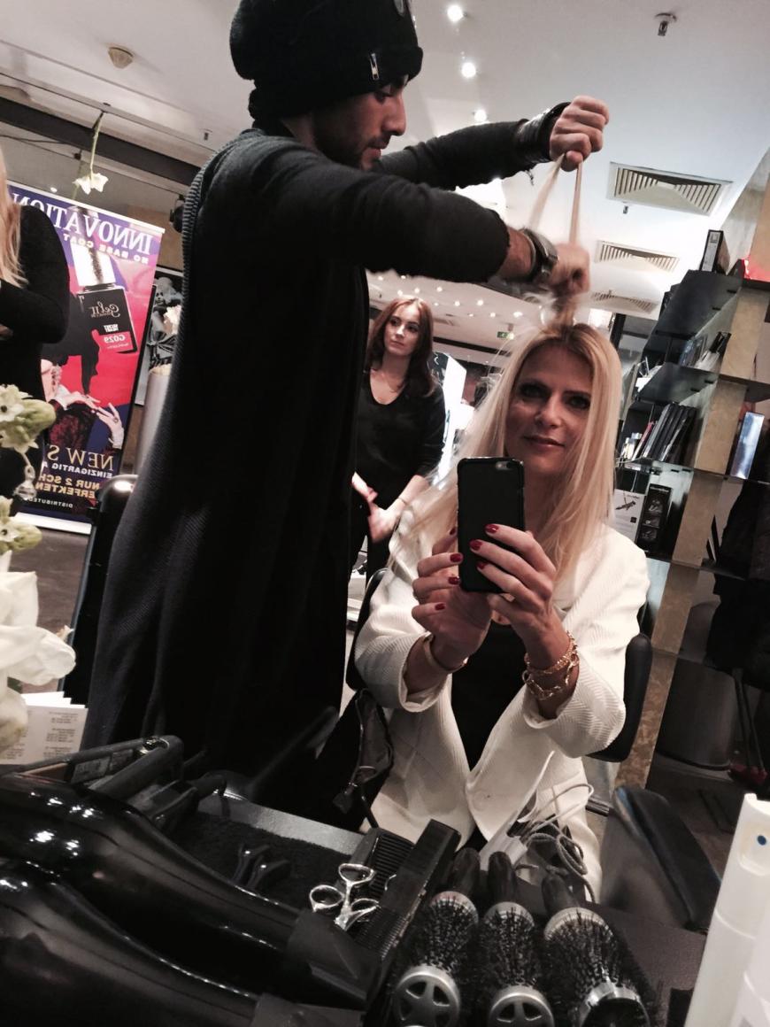 Die Haare lasse ich mir von Apjar Aziz stylen.
