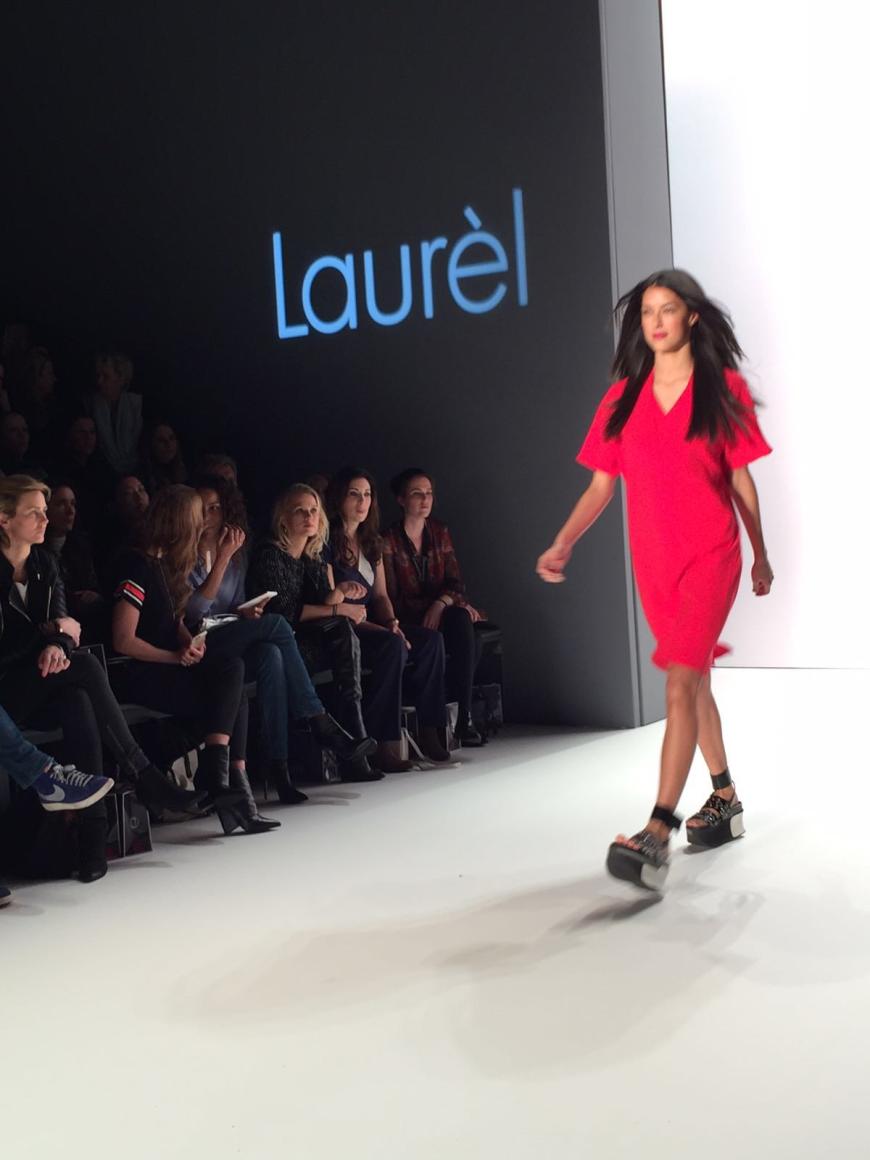 Rebecca Mir läuft für das Label