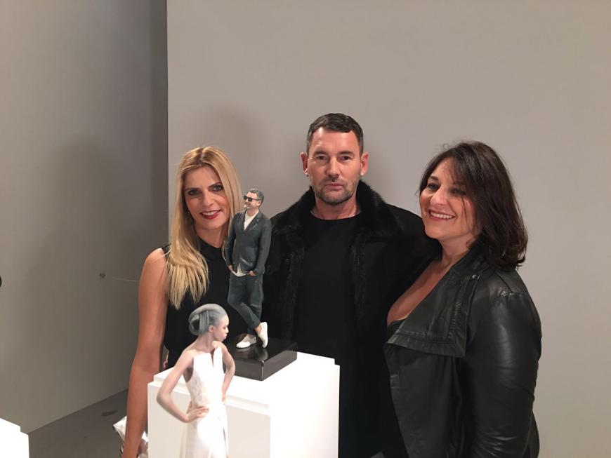 Das Event war klein und exklusiv in einer Gallerie. Wie er mir erzählt: nur für wirkliche Freunde. Neben mir und Michael steht hier Jill Lüpertz, die Galeristin.
