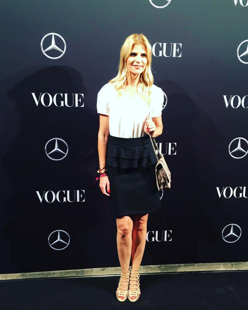 Zur Vogue-Night im Borchardt geht’s im Kleid von Aivaa. Die tollen Sandalen sind von JustFab und die coole Tasche im Schlangen-Print von Oona.