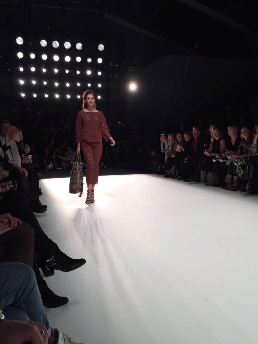 Vanessa Fuchs in einem Look in sattem Bordeaux