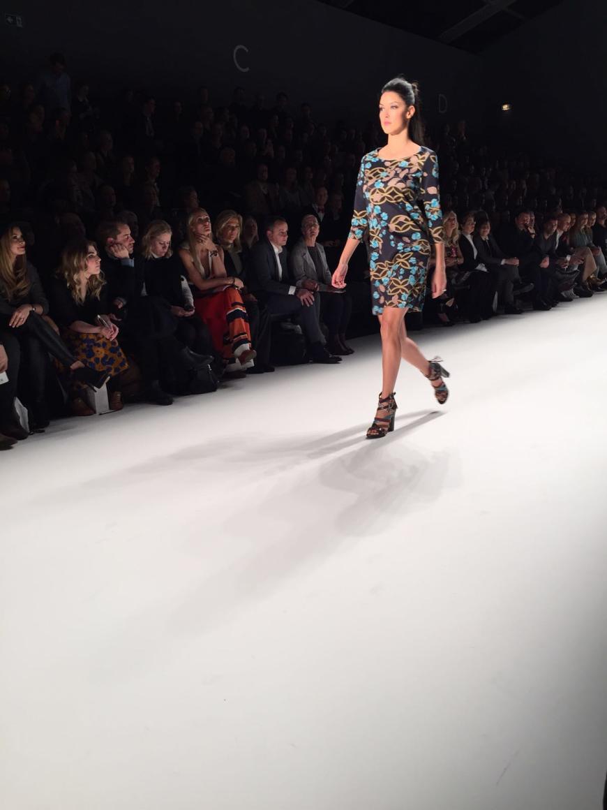 Rebecca Mir zeigt ein Print-Kleid von Riani
