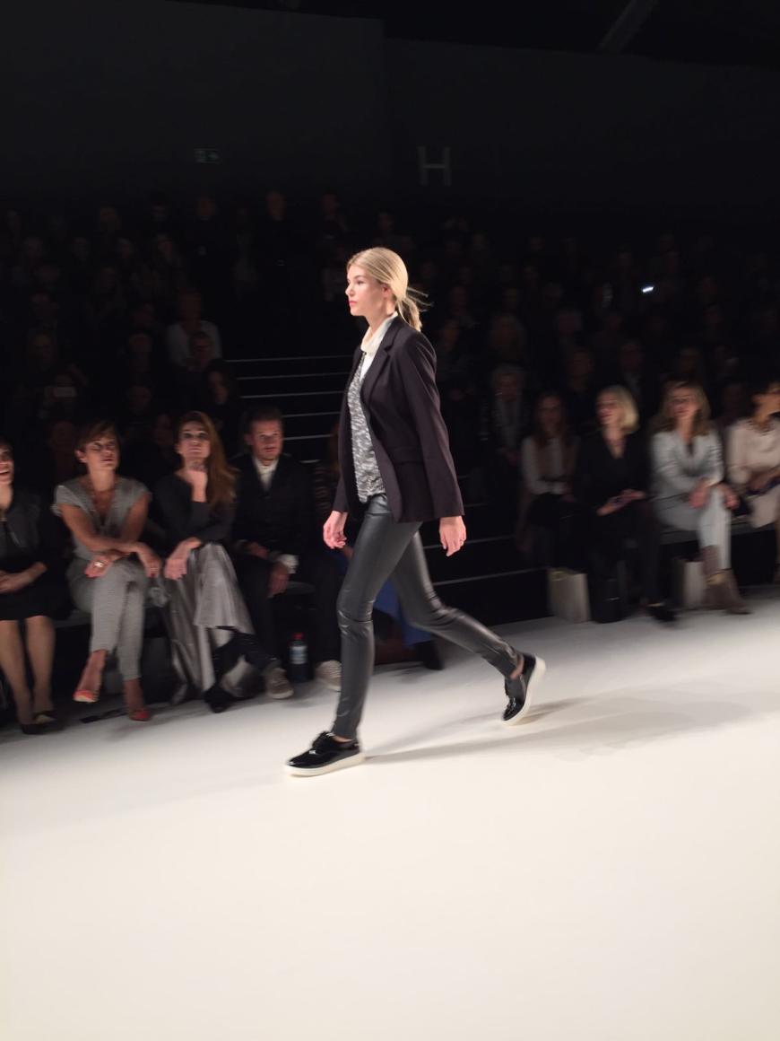 Auch Luisa Hartema läuft für minx by Eva Lutz.