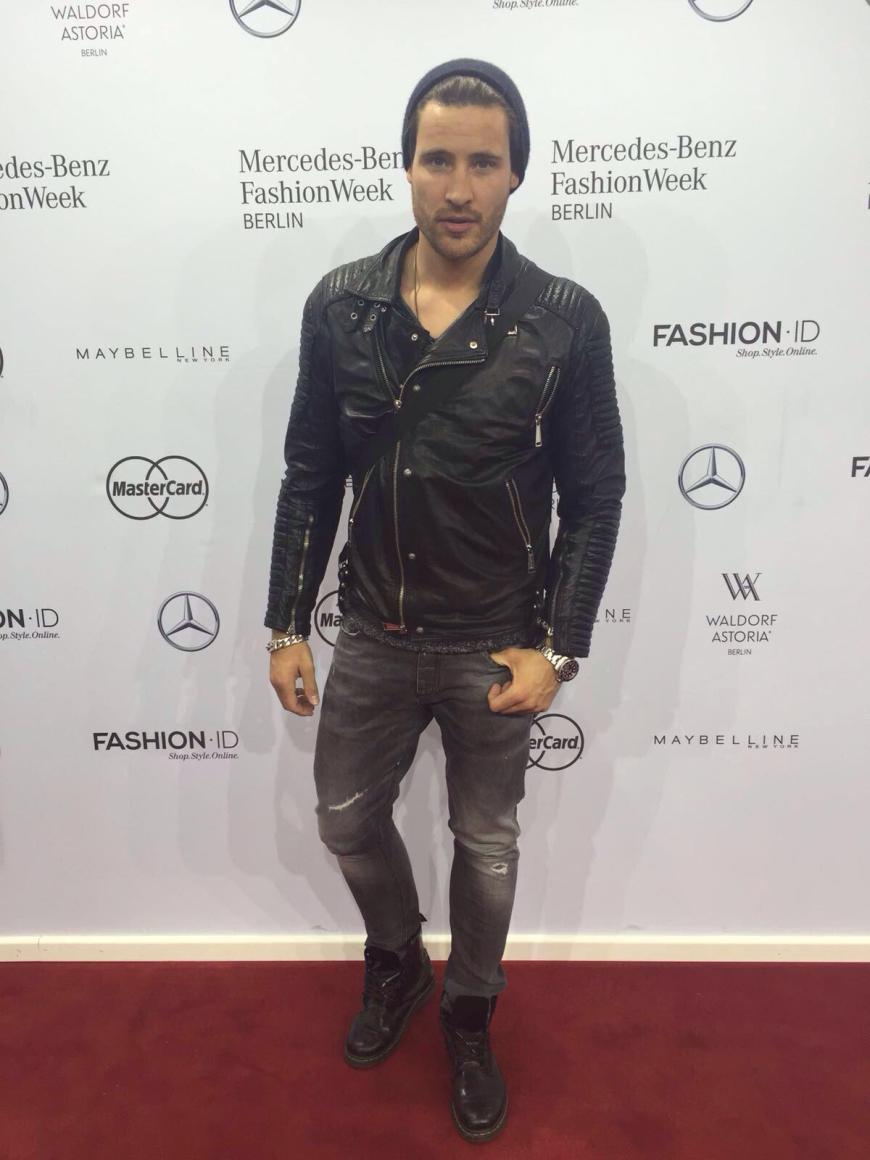 So ein stylischer Typ fällt natürlich unter all den Frauen auf der Fashion Week auf: Schauspieler, Model und YouTube-Star Marc Eggers.