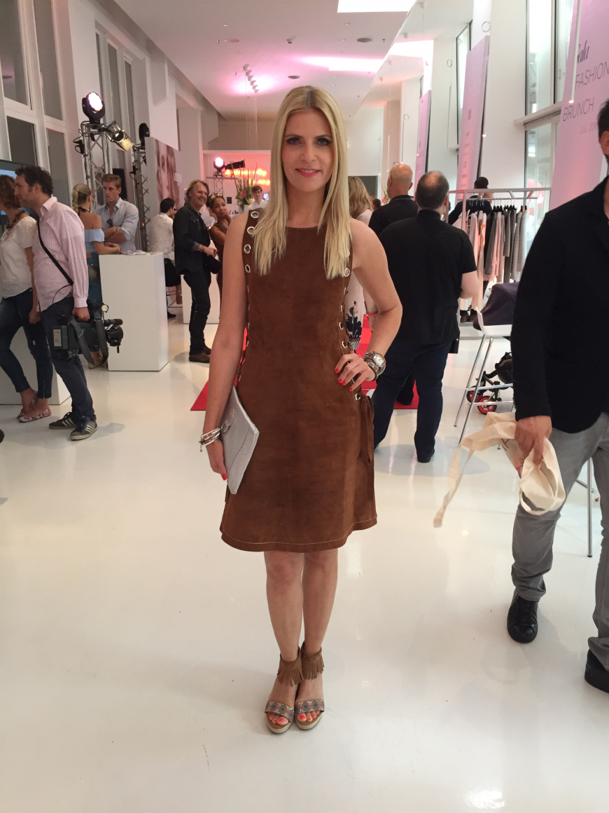 Mein Outfit an Tag 4: Ein Kleid im Lederlook mit Schnürung von Riani, coole Fransen-Sandalen von Deichmann und eine Clutch von Oona