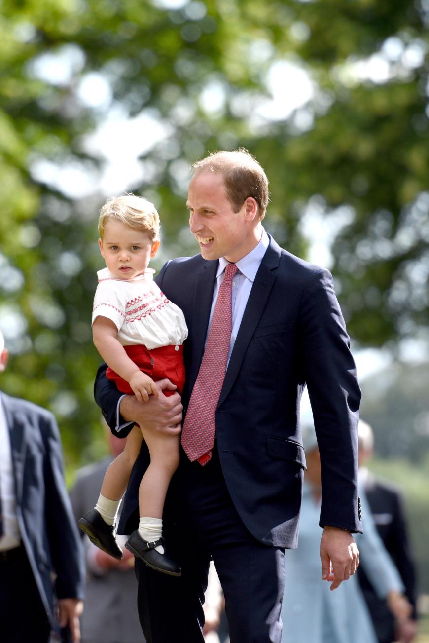Auf der Taufe seiner Schwester Charlotte: Prinz George mit einem süßen rot-weißen Outfit