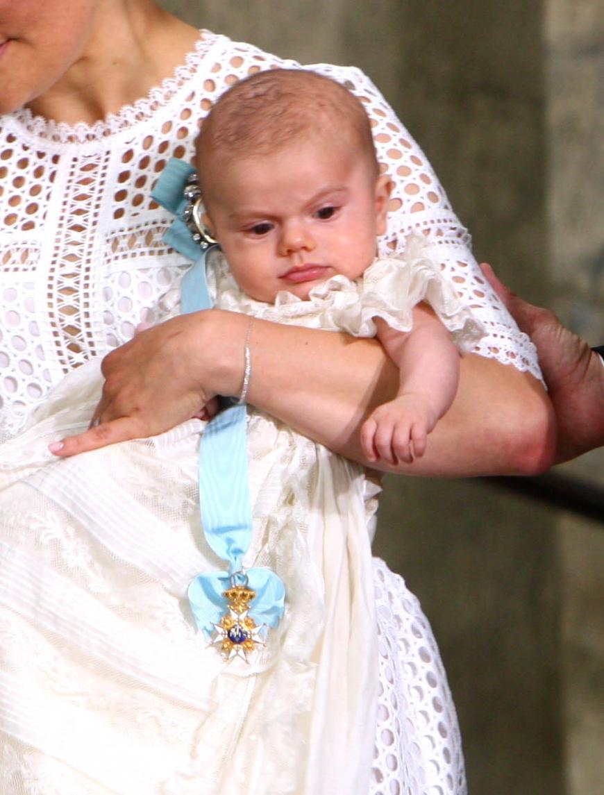 Natürlich trägt der Kleine das traditionelle Taufkleid.