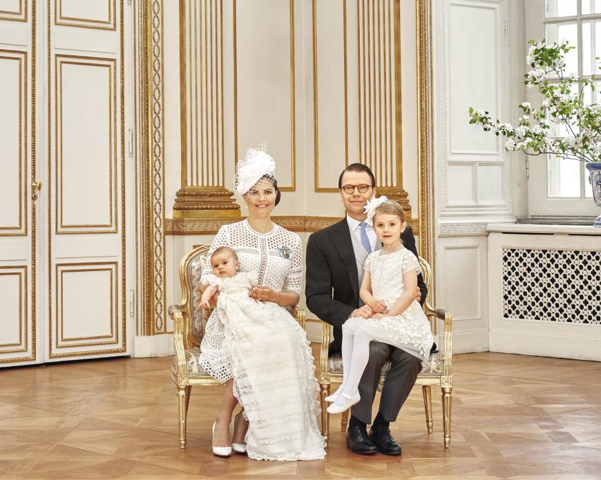 Am 27. Mai wurde Prinz Oscar feierlich getauft. Natürlich ließ sich die ganze Familie zu diesem Anlass offiziell ablichten.