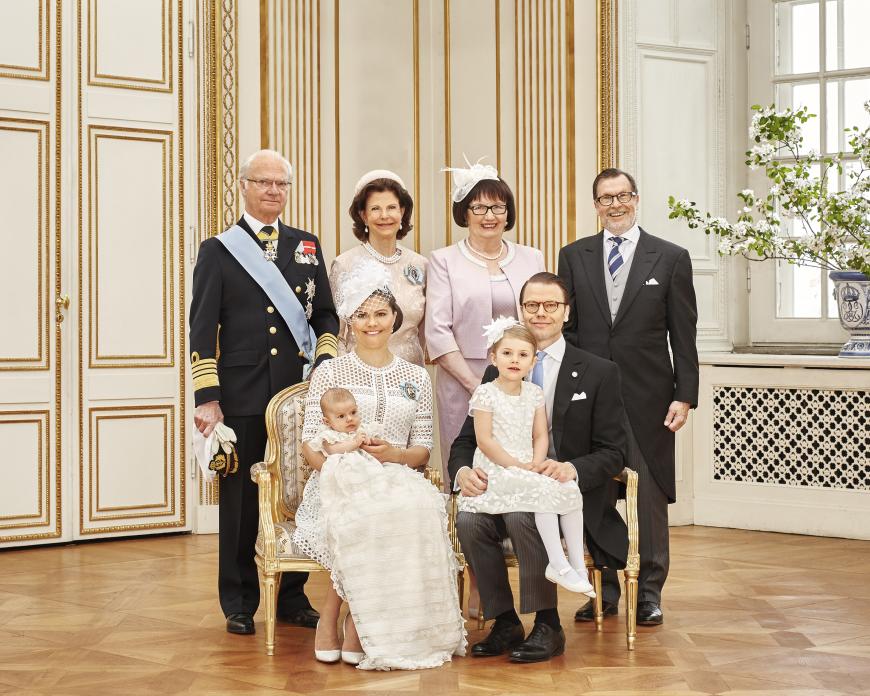 Auf diesem Bild sind noch Königin Silvia (o.2.v.l.), König Carl Gustaf (o.l.)sowie Ewa und Olle Westling (Daniels Eltern) mit dabei.