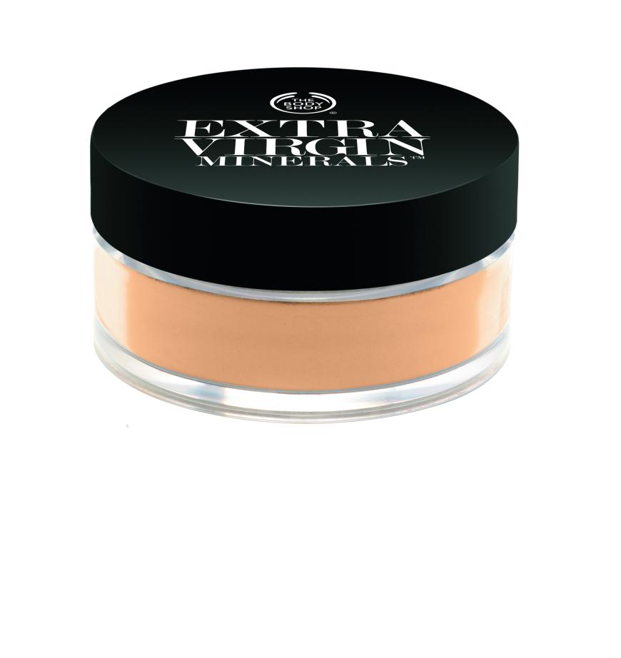 „Extra Virgin Minerals Loose Powder Foundation“ von The Body Shop, mit mineralischen Pigmenten, ca. 18 Euro